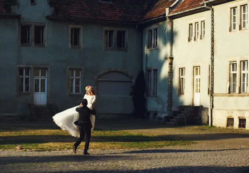 How Much to Spend on a Wedding